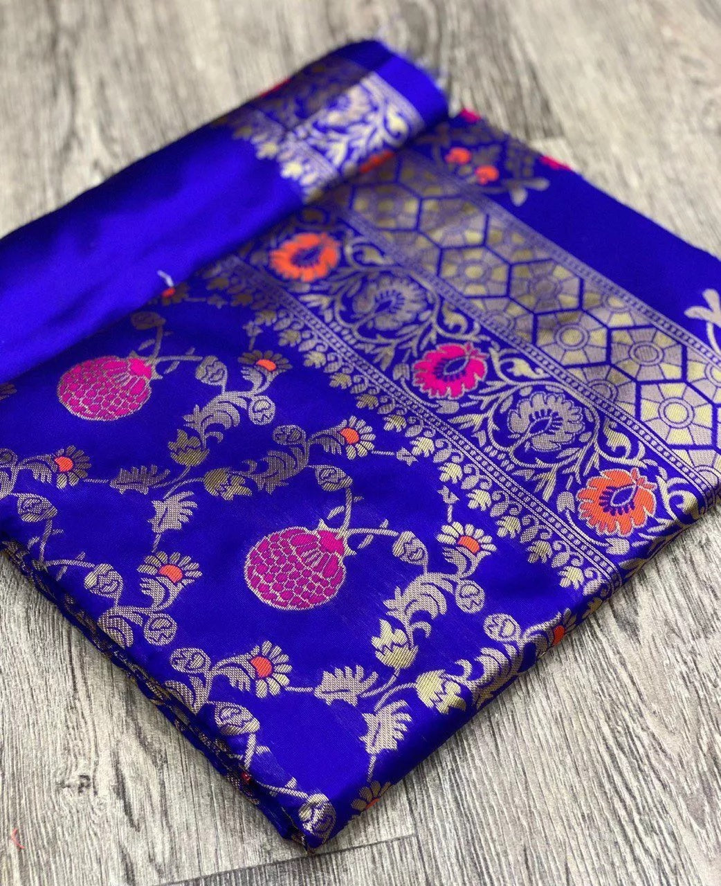 Women's Wedding Wear Banarsi Soft Silk Saree & Blouse