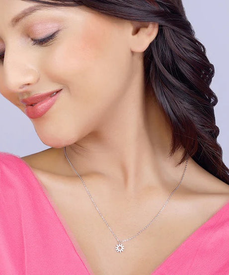 Sliver Sparkling Floral Pendant With Link Chain